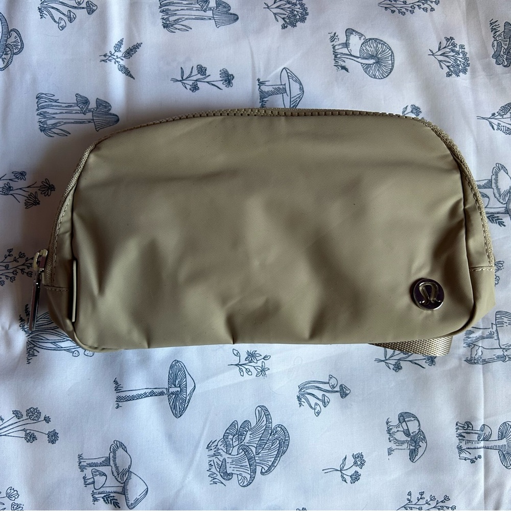 NWT LULULEMON Everywhere Belt Bag in Color Trench